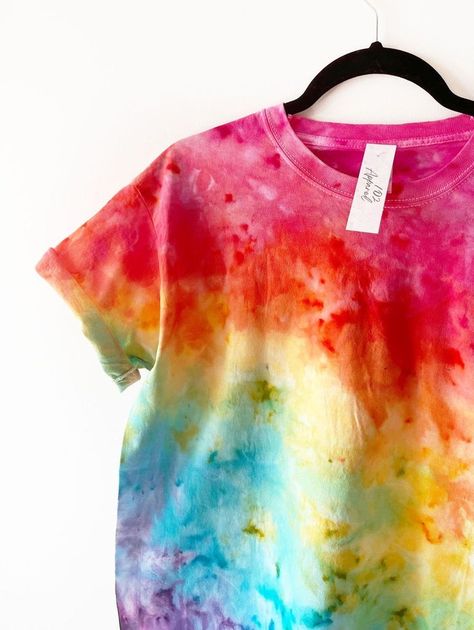 Tye Dye Clothes, Cool Badges, Easy Diy Tie Dye, Rainbow Tie Dye Shirt, Rainbow Shirts, Moon Clay, Colourful Clothing, Unique Tie Dye, Pride Festival