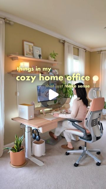 Maisy Leigh on Instagram: "stay focused, productive, and cozy 🕯️🖥️🤌🏼 (all desk setup links in my bio! ☁️ appa desktop wallpaper by @mysweetchubs ) @cozyleigh.studios phone charging stand like, save & comment on this video if you want more! 💛 #techgirlie #thingsinmyhousethatjustmakesense #desksetup #cozydesksetup #aesthetic #cozyhome #workspacegoals #deskgoals #homeoffice #workfromhomelife #wfhlife #wfhhacks" Aesthetic Home Office Standing Desk, Rising Desk Setup, Home Desktop Setup, Cozy Desk Setup Study, Standing Desk Setup Aesthetic, Maisy Leigh Wallpapers, Double Screen Desk Setup, Standing Desk Setup Home Office, Standing Desk Home Office Design