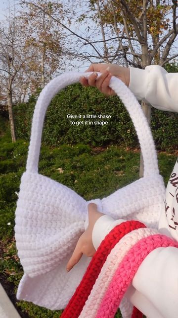 Crochet Bow Bag, Crochet Booth, 2023 Crochet, Crochet Bow, White Fits, Easy Crochet Animals, Crochet Ruffle, Crochet Bows, Crochet Clothing And Accessories