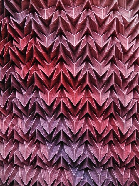 15 Beautiful Close-Up Photos of Origami Tessellations Tessellation Architecture, Paper Folding Patterns, Origami Tesselations, Origami Geometric Shapes, Paper Folding Designs, Origami Tessellation, Origami Folds, Origami Sheets, Tessellation Patterns