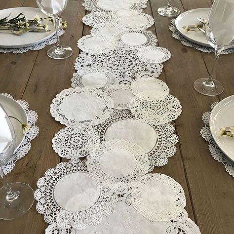 Create a table runner out of paper doilies for a vintage-inspired vibe. Doilies Diy, Paper Lace Doilies, Rustic Paper, Table Runner Diy, Doilies Crafts, Deco Champetre, Tafel Decor, Paper Doilies, Paper Lace