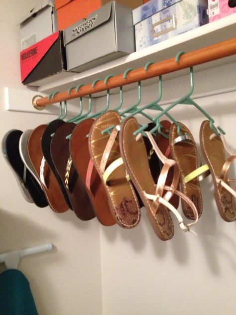 Flip flop hangers! Flip Flop Storage, Flip Flop Hanger, Starting College, Dorm Hacks, Storage Hacks Diy, Diy Shoe Rack, Organization Station, Rv Homes, Simple Life Hacks