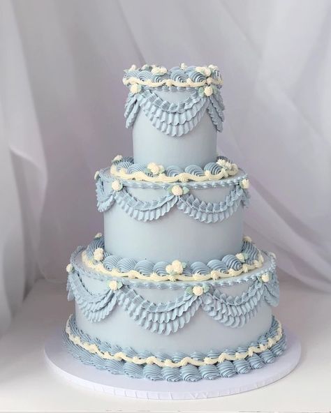 Vintage-Inspired Lambeth Buttercream Wedding Cakes Quince Cakes, Bolo Vintage, Quince Cake, Blue Birthday Cakes, Vintage Birthday Cakes, Quinceanera Cakes, Cinderella Cake, Vintage Cakes, Buttercream Wedding Cake