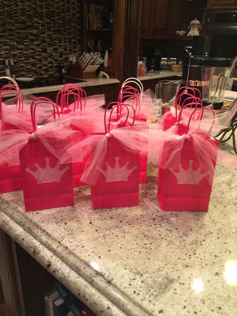 Princess Theme Party Decorations Diy, Pink Birthday Favors, Diy Princess Party Favors, Princess Treat Bags Ideas, Pink Birthday Goodie Bags, Princess Birthday Goodie Bags Ideas, Barbie Themed Goodie Bags, Princess Theme Party Favors, Princess Goody Bag Ideas