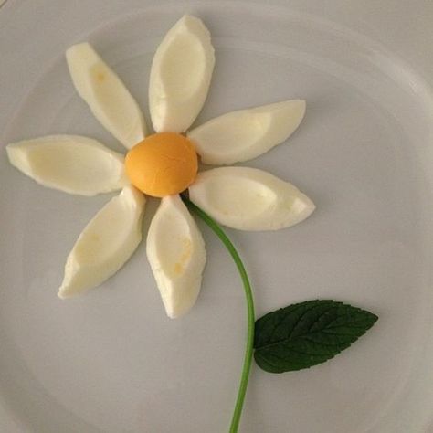 Check this out on Instagram.com Dish Presentation, Food Garnish, Decorações Com Comidas, Food Art For Kids, Eggs Flowers, Creative Food Art, Food Carving, Food Garnishes, Snacks Für Party