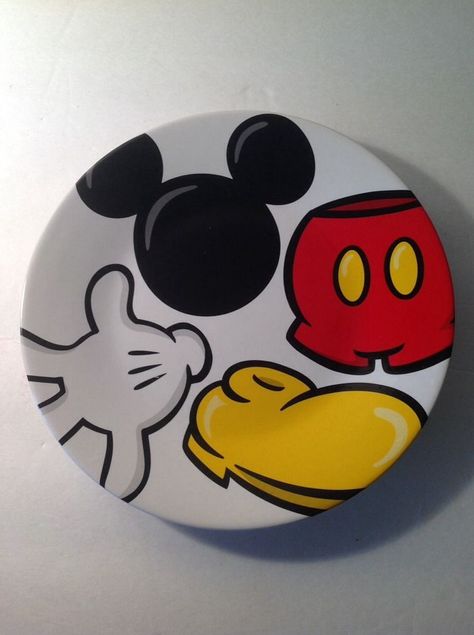 Mickey Mouse Body Parts Disney Salad Plate Things To Paint On A Plate, Plate Design Drawing, Disney Ceramics Ideas, Mickey Mouse Paintings, Drawing On Plates, Plate Painting Ideas, Ceramic Plates Art, Disney Plates, Mickey Mouse Sketch