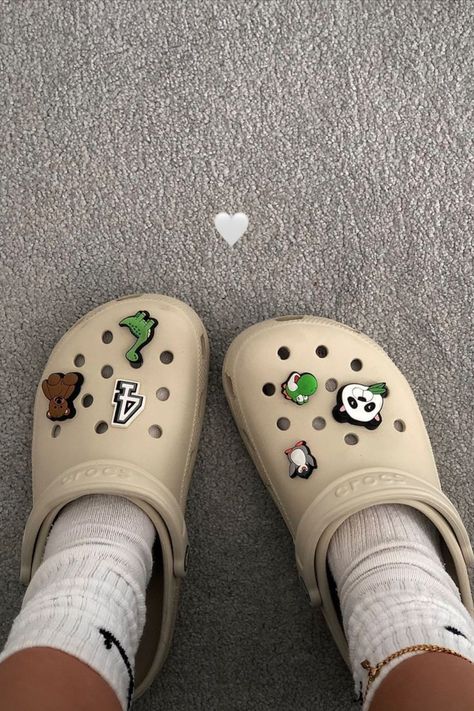 Cool Crocs, Crocs Aesthetic, Crocs With Charms, Crocs Outfit, White Crocs, Crocs Fashion, Desain Quilling, Crocs Jibbitz, Dr Shoes