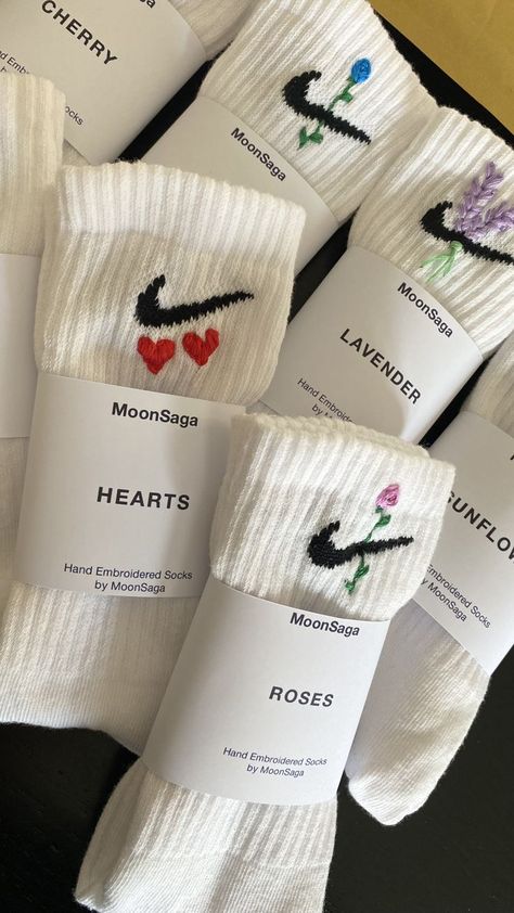 Embroidered Socks Nike, Gift Socks Ideas, Socks As Gifts Ideas, Embroidery Socks Ideas, Hand Embroidered Socks, Embroidered Nike Socks, Nike Socks Embroidery, Embroider Socks, Nike Socks Aesthetic