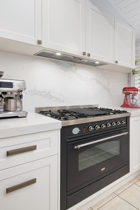 Engineered Stone Splashback, Black And White Kitchen Splashback Ideas, Shaker Kitchen Splashback Ideas, Hamptons Splashback, Marble Kitchen Splashback, Hamptons Kitchen Splashback, Stone Splashback Kitchen, Marble Splashback Kitchen, Shaker Door Kitchen