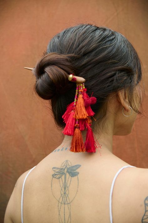 Hair Bun Jewelry, Bun Stick, Hair Accessories Bun, Hair Charms, Flower Crown Hairstyle, Preppy Jewelry, Hair Knot, Vintage Jewelry Crafts, Red And Brown