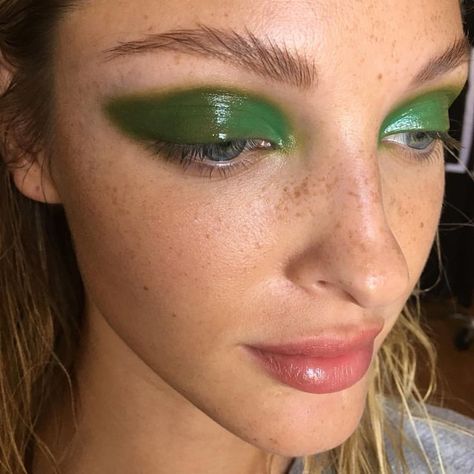 Green glossy lids, glossy eyes, glossy eyelids, green eye gloss Ct Makeup, Painted Masks, Make Up Color, Matte Make Up, Top Eyeliner, Maquillage On Fleek, Eyeliner Brands, Beauty Tutorial, Glossy Eyes