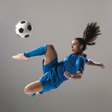 Fit football in sportswear doing tricks Football Reference, Soccer Poses, Football Poses, Women Lifting, People Poses, Body Reference Poses, Flag Football, Human Poses Reference, Sports Medicine