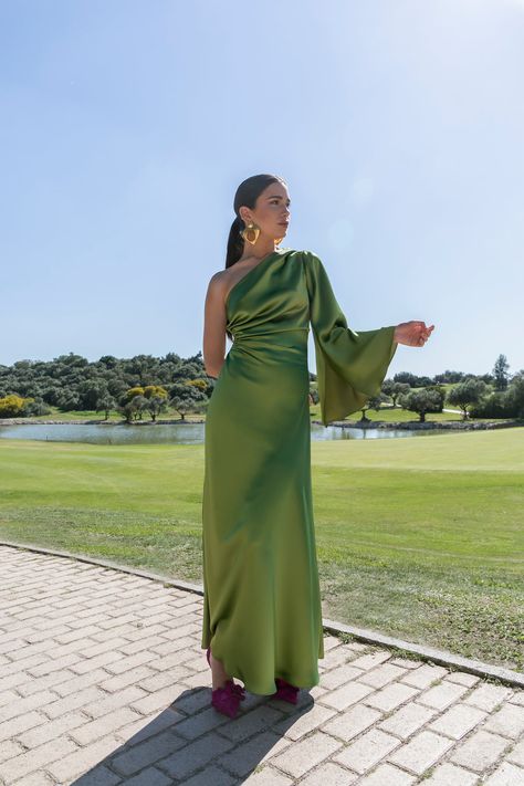 Formal Wedding Guest Dress Green, Olive Green Wedding Guest Outfit, Formal Winter Wedding Guest Outfit, Italian Chique Dresscode, Green Wedding Dress Guest, Green Wedding Guest Outfit, Formal Wedding Guest Dress Winter, Green Wedding Guest Dress, Winter Wedding Guest Outfit