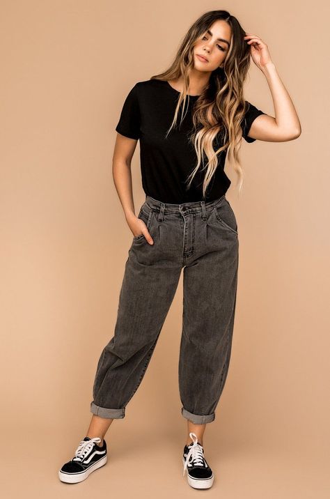 d82118376df344b0010f53909b961db3 Black Mom Jeans Outfit, Moms Jeans, Mom Jeans Outfit Winter, Mom Jeans Outfit Summer, Jeans Outfit Winter, Look Jean, Mom Jeans Outfit, Black Mom Jeans, Mode Casual