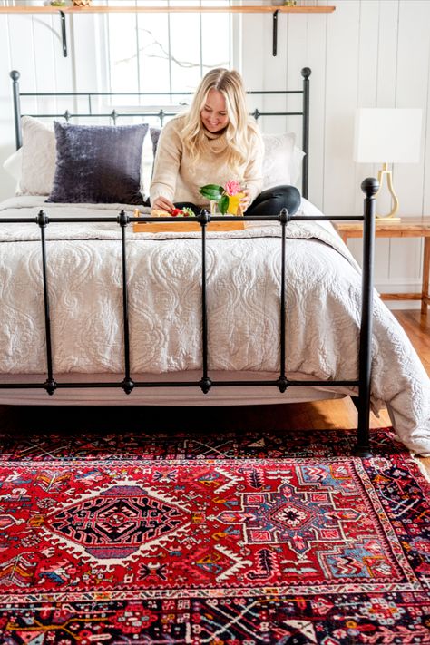 Persian Rugs Decor, Red Rug Bedroom, Persian Rug Bedroom, Red Persian Rug, Area Room Rugs, Rugs Uk, Bedroom Red, Persian Rugs, Rug Bedroom