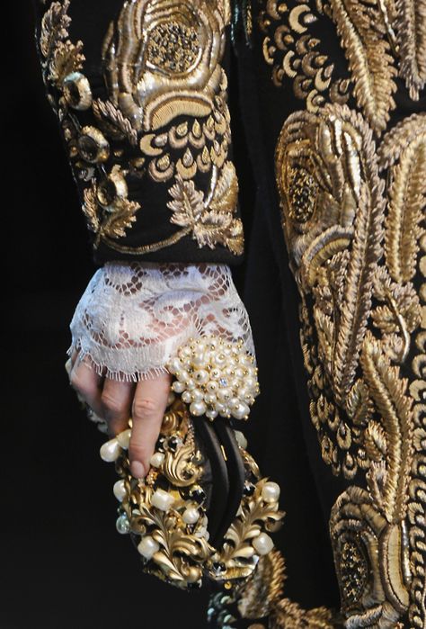 Black White Gold Avant Garde Fashion Photography, Masquerade Wedding, Hippy Chic, Rock Punk, Mode Chic, Couture Details, Avant Garde Fashion, Gold Work, Dolce E Gabbana