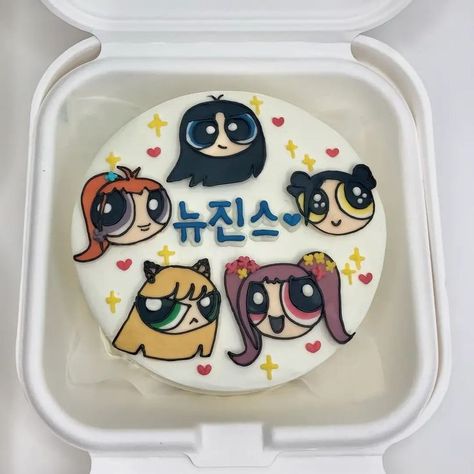 Kpop Cake Design, School Cupcakes, Korean Cake, Mini Tortillas, Funny Birthday Cakes, Mini Cakes Birthday, Cute Pastel Wallpaper, Dream Cake, Pretty Birthday Cakes