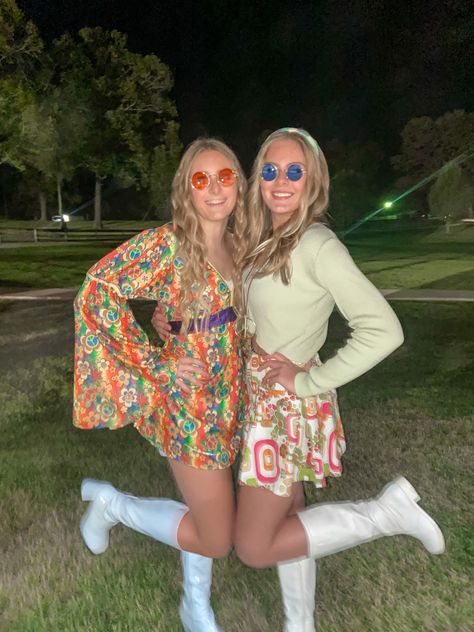 hippie, groovy, 70s, group costume Halloween Outfits Friend Group, 70 Spirit Week Outfit, Hippie Kostüm Diy, Hippy Spirit Day Outfit, Cute 80s Halloween Costumes, Halloween 70s Costumes, 70s Inspired Halloween Costumes, 80s Themed Halloween Costumes, Hipiee Costume