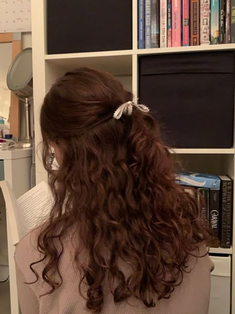 Wavy Aesthetic Hairstyles, Chocolate Hair Color Curly, Wavy Hair Inspo Hairstyles, Wavy Hair Hairstyles Ideas, Coquette Curly Hair, Classic Curly Hair, Chocolate Curly Hair, Chic Curly Hair, 2b Hairstyles