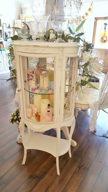 Shabby Chic Curio Cabinet, Shabby Chic Decorating, Muebles Shabby Chic, Curio Cabinet, Chic Bedroom, Shabby Chic Cottage, Shabby Chic Homes, French Decor, Chic Home Decor