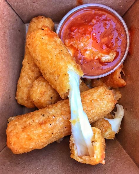 Mozzarella Sticks, Cheese Sticks, Food Therapy, Healthy Food Motivation, Food O, Yummy Comfort Food, Fair Food Recipes, Food Recepie, Unhealthy Food