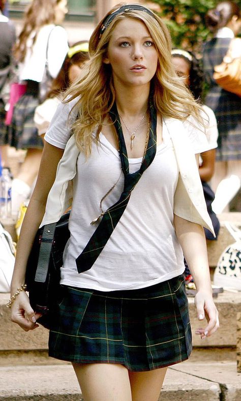 Serena Van Der Woodsen School, Gossip Girl Serena Outfits, Gossip Girl Fashion Serena, Serena Outfits, Solo Halloween Costume Ideas, Gossip Girl Serena, Full Body Jumpsuit, Best Halloween Movies, Serena Van Der