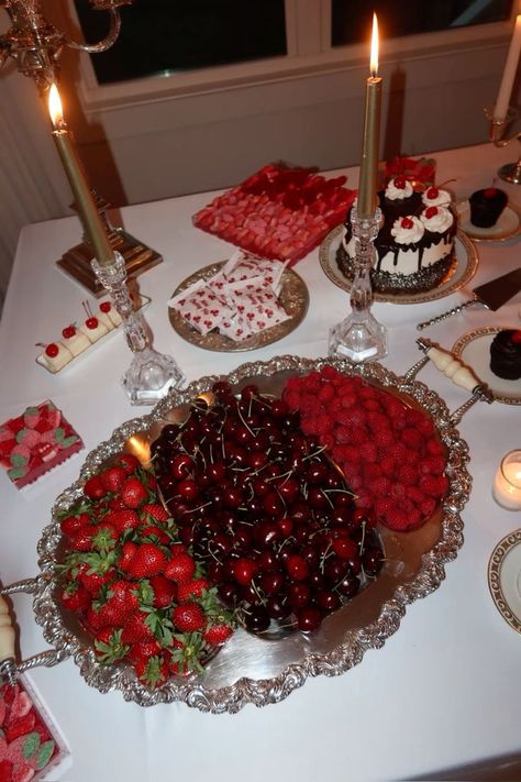 Cranberry Theme Party, Center Peice Decor, Birthday Snack Table Aesthetic, Pink Christmas Dessert Table, Bachelorette Food Table, Cute Birthday Snacks, Birthday Treat Table Ideas, Galentines Dinner Party Food, Red Party Theme Ideas