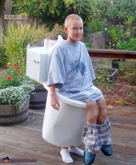 Aaron on the Toilet. Handmade costume. Homade Halloween Costumes, Toy Costume, Cat Mad, Baby Kostüm, Costume Works, Diy Halloween Costumes For Kids, Homemade Halloween Costumes, Diy Halloween Costumes Easy, Homemade Costumes