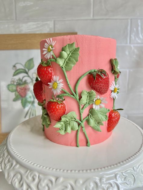 Cottage Cake Ideas, Vintage Cake With Strawberries, Cake Topped With Fruit, Cute Cake Decor, Valentines Themed Cake, Birthday Cake Pie, Fun Cake Decorating, Birthday Ideas Cakes, Present Birthday Cake