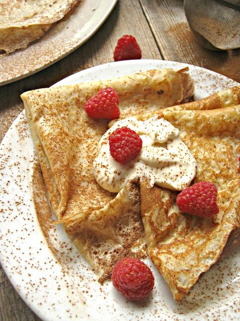 Cinnamon Roll Crepes, Cinnamon Crepes, Traditional French Food, Filled Crepes, Crepe Recipe Savory, French Crepe Recipe, Breaking Fast, Cooking Friends, Traditional French Recipes