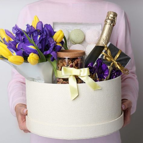 Best Easter Dinner, Easter Basket Ideas For Adults, Easter Dinner Ideas, Adult Easter Baskets, Baby Shower Hamper, Adult Easter, Easter Basket Ideas, Birthday Hampers, Large Flower Pots