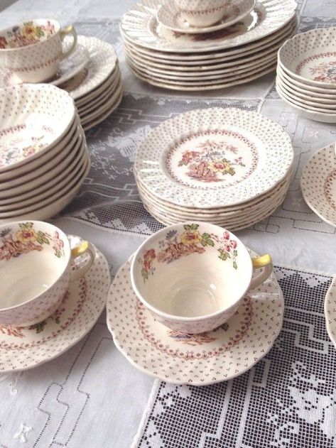 Royal Doulton Grantham England Dinnerware Service For 8 Grantham England, Dinnerware Service, Vintage Crockery, Vintage Tea Party, China Dishes, Chocolate Tea, Vintage Cups, Beautiful Coffee, Tea Cups Vintage