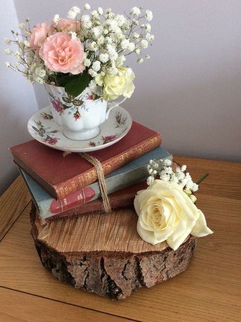 Vintage Wedding Cake Table, Wedding Cake Table Decorations, Books And Flowers, Book Centerpieces, Wood Lighting, Moroccan Lantern, Vintage Wedding Cards, Tafel Decor, Tree Slice