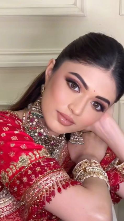 unique and perfect makeup ideas Bengali Wedding Makeup Look, Indian Bridal Makeup For Fair Skin, Soft Wedding Makeup Indian, Dewy Makeup Look Wedding Indian, Orange Saree Makeup Look, Dewy Makeup Bridal, Simple Pakistani Makeup Looks, Minimal Makeup Look For Wedding, Soft Bridal Makeup Indian