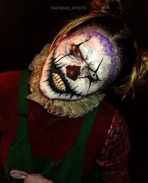 Creepy clown...I love it Haunted House Makeup, Creepy Clown Makeup, Scary Clown Makeup, Creepy Makeup, Creepy Carnival, Halloween Circus, Clown Horror, Clown Halloween, Scary Clown