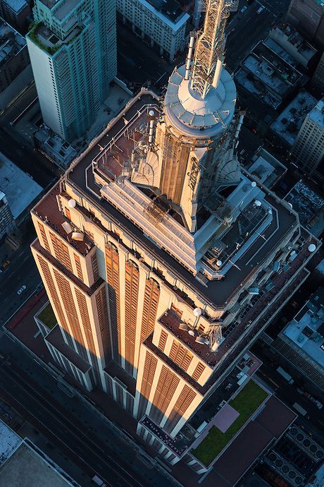 NYC. Empire State Building in the evening, from above of 32nd. St. I Love Nyc, Empire State Of Mind, Ny City, City That Never Sleeps, New York State, Best Cities, Favorite City, Aerial View, Empire State