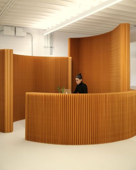 softwall room divider for open offices concepts Molo Wall Room Dividers, Curved Partition Design, Partition Wall In Office, Curved Room Divider, Acoustic Room Divider, Room Divider Office, Cardboard Room Divider, Modern Room Dividers, Modular Room