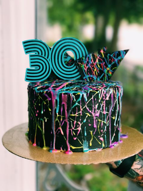 80s Theme Cake, 1980s Cake, 40th Birthday Cake For Women, 50th Birthday Cake For Women, Birthday Cale, 80s Party Decorations, 80s Birthday Parties, 90th Birthday Cakes, Chocolate Drip Cake