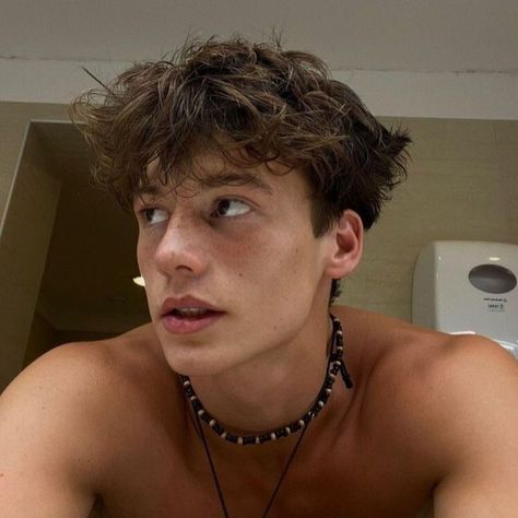 wes bennett Brown Hair And Freckles, Wes Bennett, Brown Hair Boy, Better Than The Movies, Surfer Hair, Brown Hair Men, Men Haircut Curly Hair, Brown Curly Hair, Wavy Hair Men