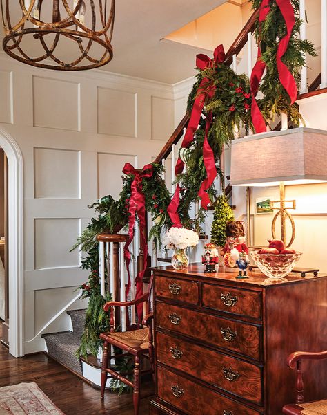 Classic Holiday Decor, Christmas Staircase, Christmas Entryway, Winter Things, Christmas Fireplace Decor, Traditional Christmas Decorations, Christmas Decor Inspiration, Christmas Tablescape, Classy Christmas