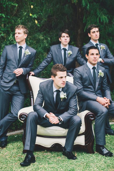 Groomsmen Suits Groomsmen Wedding Photos, Pose Pengantin, Groomsmen Poses, Men In Suits, Groomsmen Photos, Wedding Groomsmen, Foto Tips, Groomsmen Suits, Bridal Party Photos