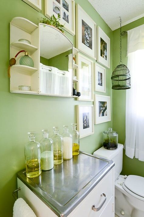 Here's How Pantone's 2017 Color of the Year Looks in Every Room of the House Regency Interiors, Room Must Haves, Hollywood Regency Home, Regency Home, Be Curious, Favorite Paint Colors, Green Bathroom, Bathroom Colors, Bottle Green