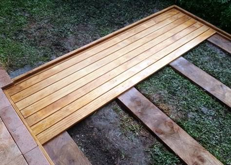 Cool deck design / TG: we could put this over the lawn mower parking pad that already looks like the wood underneath. Ground Deck, Ground Level Deck, Deck Piscina, Pergola Diy, Patio Deck Designs, Cool Deck, Ground Level, Small Deck, Ideas Backyard