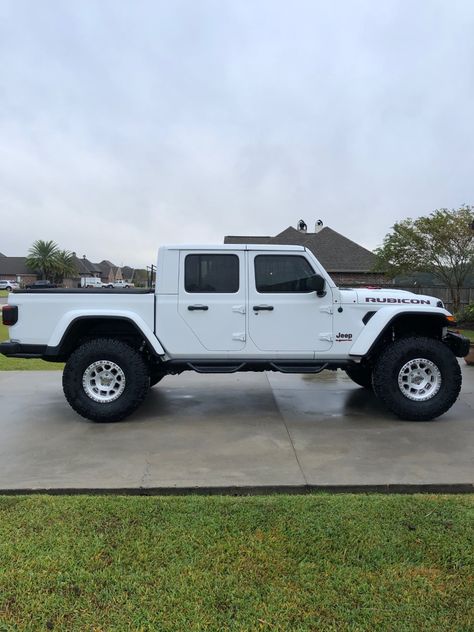 Jeep Gladiator White, Lifted Jeep Gladiator, Gladiator Aesthetic, White Jeep, Wrangler Sport, Lifted Jeep, Jeep Pickup, Offroad Jeep, Jeep Rubicon