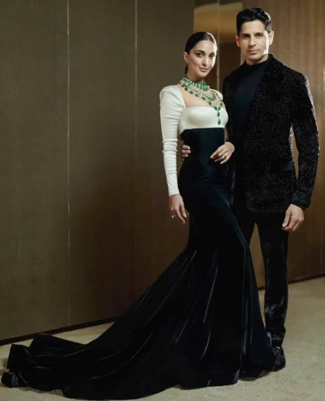 Sid And Kiara, Kiara Advani Sidharth Malhotra, Sid Kiara, Cocktail Outfits, Siddharth Malhotra, Reception Outfits, Indian Wedding Poses, Reception Outfit, Mehendi Outfits