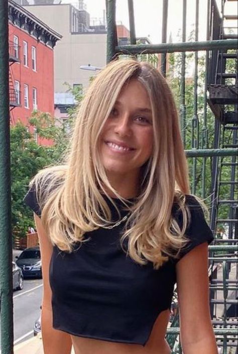 Blonde Layered Hair, Summer Blonde Hair, Hairstyles For Layered Hair, Blonde Hair Inspiration, Blonde Hair Looks, Haircuts For Medium Hair, Haircuts Straight Hair, Penteado Cabelo Curto, Long Blonde