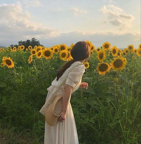 Gardening Aesthetic Girl, Fotografi Vintage, Nature Flowers, Korean Aesthetic, Cottagecore Aesthetic, Nature Garden, Spring Aesthetic, Travel Nature, + Core + Aesthetic