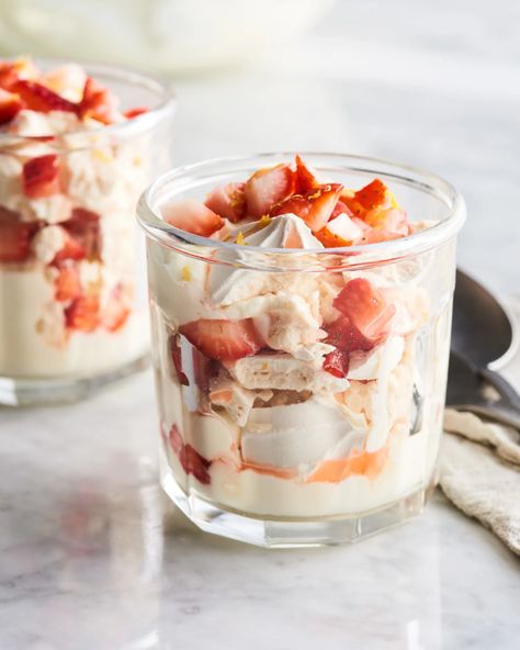 Eton Mess Recipe, Lemon Meringue Cookies, Banana Pudding Pies, Baked Meringue, Easy Strawberry Shortcake, Hp Sauce, Best Gluten Free Desserts, Yummy Fruit, British Desserts