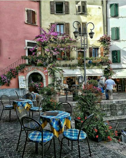 Fotoğraf Limone Italy, Italy Tourism, Lake Garda Italy, Sidewalk Cafe, Garda Italy, Palermo Sicily, Italy Summer, Verona Italy, Italy Holidays