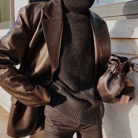 Autumn Minimal Outfit, Brown Leather Blazer Outfit, Brown Leather Blazer, Black Cashmere Turtleneck, Trendy Leather Jacket, Curated Closet, Pull Oversize, Leather Jacket Outfits, Brown Outfit